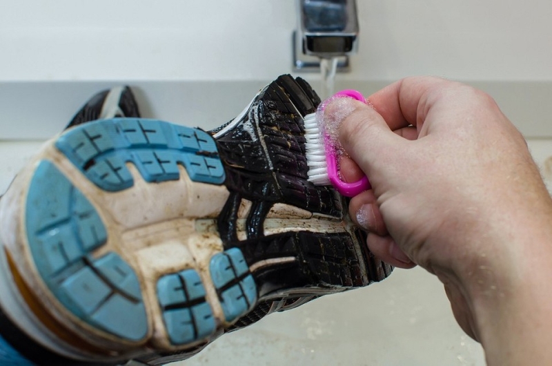 Как стирать кроссовки в стиральной машине: все полезные хитрости