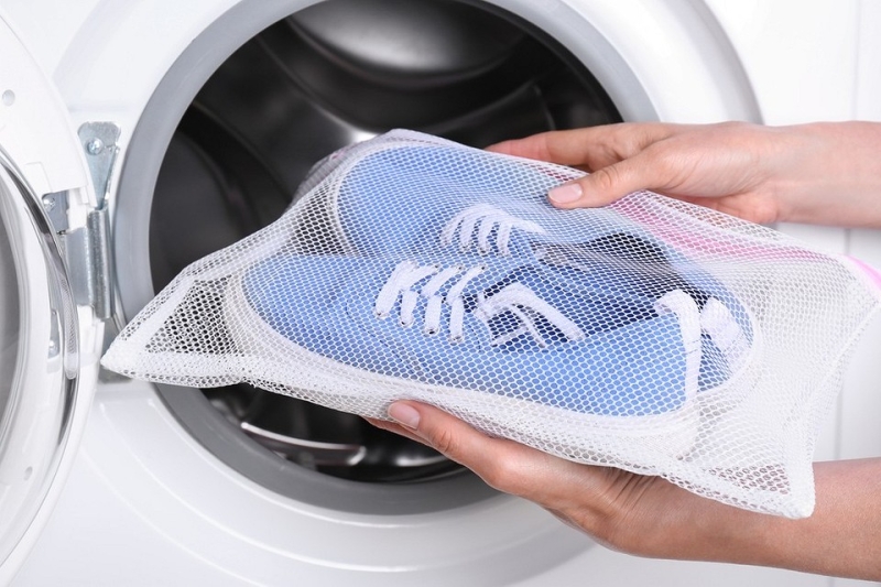 Как стирать кроссовки в стиральной машине: все полезные хитрости