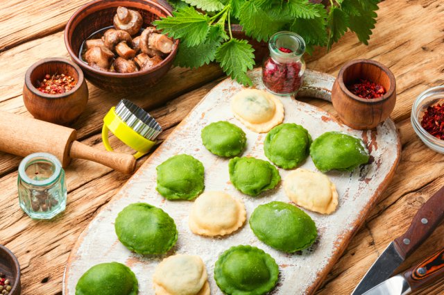 10 блюд из молодой крапивы – от супа и салата до пирога и кексов