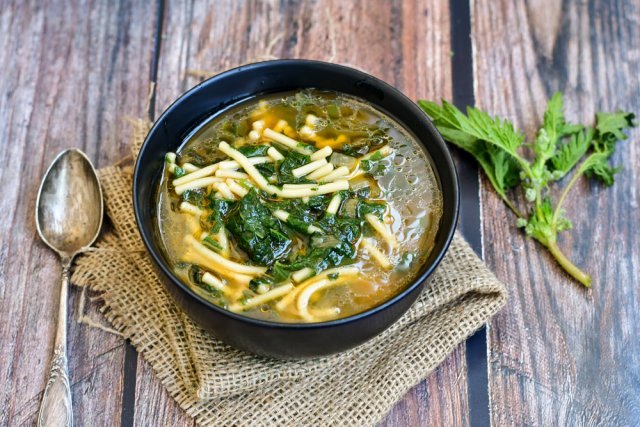 10 блюд из молодой крапивы – от супа и салата до пирога и кексов