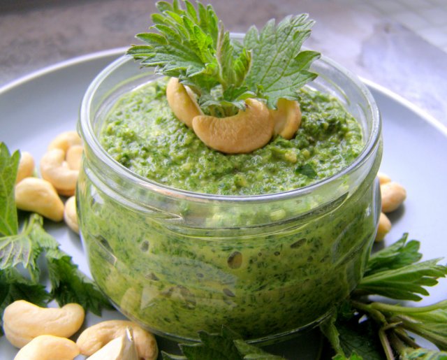 10 блюд из молодой крапивы – от супа и салата до пирога и кексов