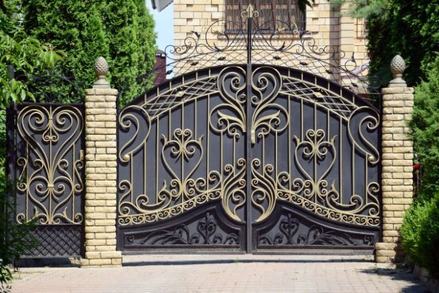 10 красивых и необычных калиток для разных стилей участка 
