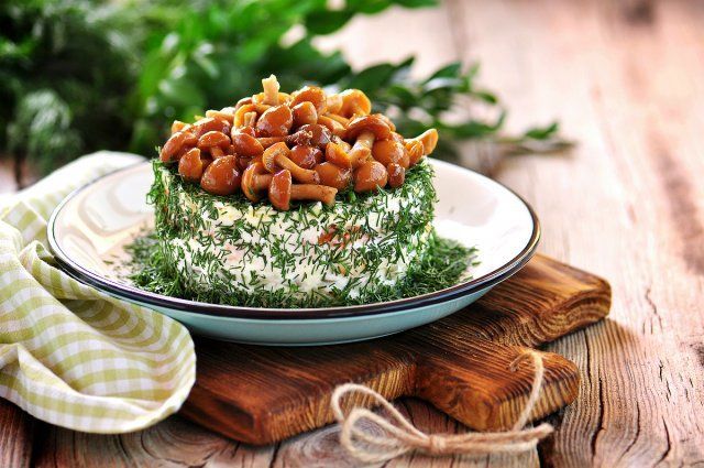 10 рецептов вкусных салатов с маринованными грибами 