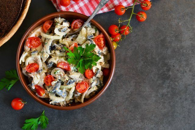 10 рецептов вкусных салатов с маринованными грибами 