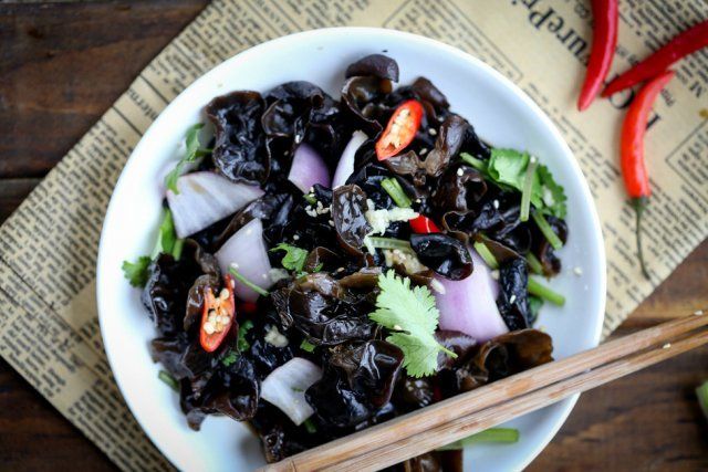 10 рецептов вкусных салатов с маринованными грибами 