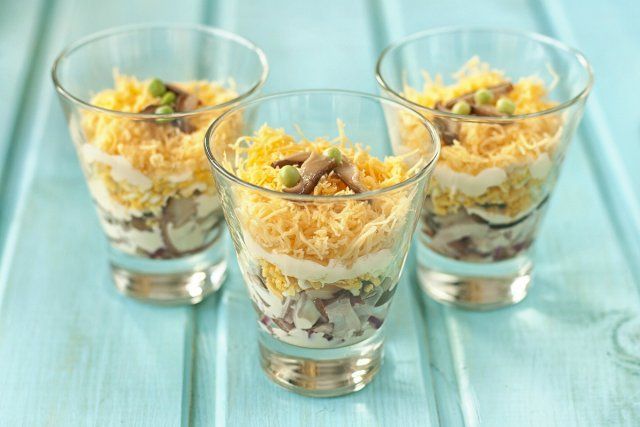 10 рецептов вкусных салатов с маринованными грибами 