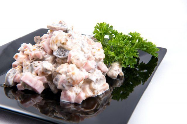 10 рецептов вкусных салатов с маринованными грибами 