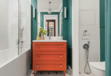 Яркий акцент: 7 красивых ванных комнат с цветной тумбой под раковину