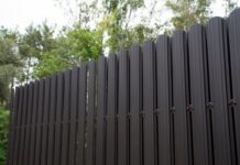 Можно ли ставить глухой забор на даче – разбираемся с законами и размерами