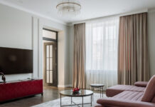 Светлые стены и классические приемы в интерьере: дом в Сколково для семьи