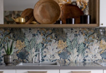 Вау-эффект: 6 кухонь с обоями на фартуке
