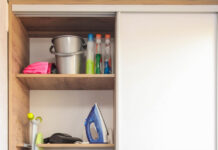 Все на своих местах: 7 идеально продуманных хозяйственных шкафов