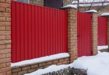 Забор из кирпича и профнастила: как сделать своими руками быстро и недорого