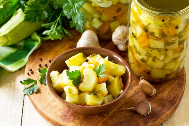 Что приготовить из кабачков, когда их уже некуда девать: 5 рецептов блюд и заготовок 