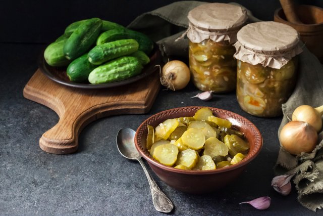 Самые вкусные огурцы на зиму: маринованные и в составе салатов 