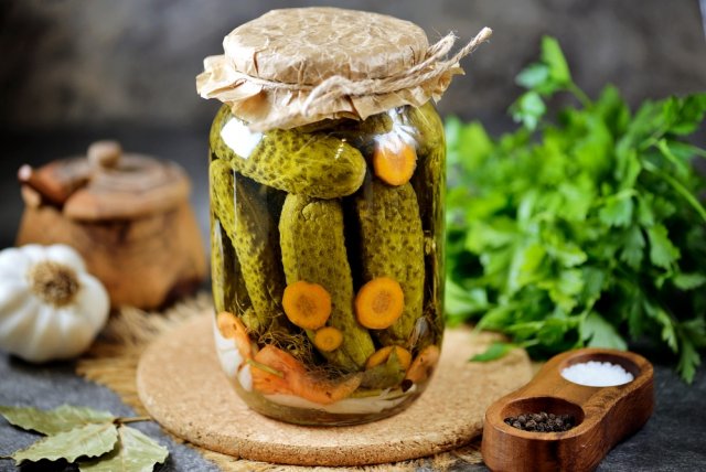 Самые вкусные огурцы на зиму: маринованные и в составе салатов 