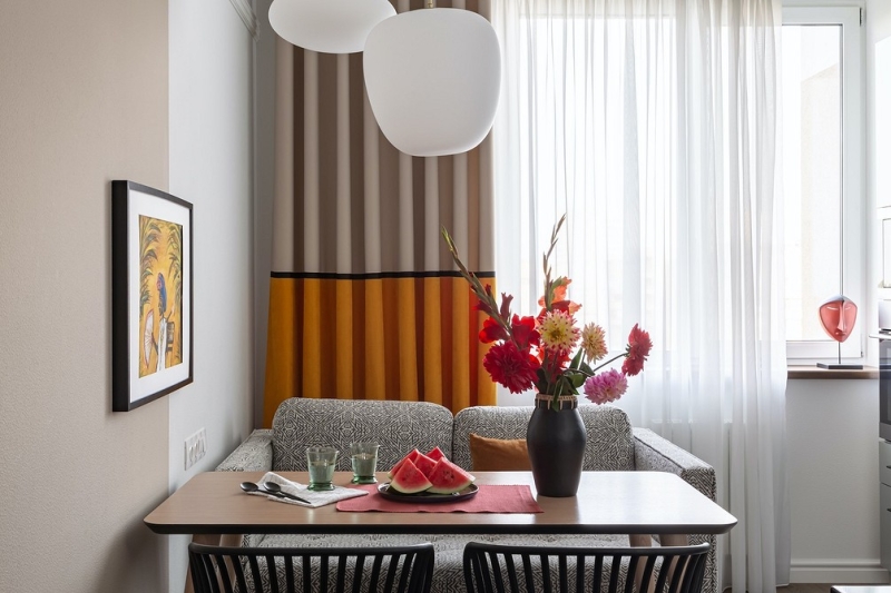 Аналог кухонного «уголка»: 6 дизайнерских кухонь с диванчиком вместо стульев