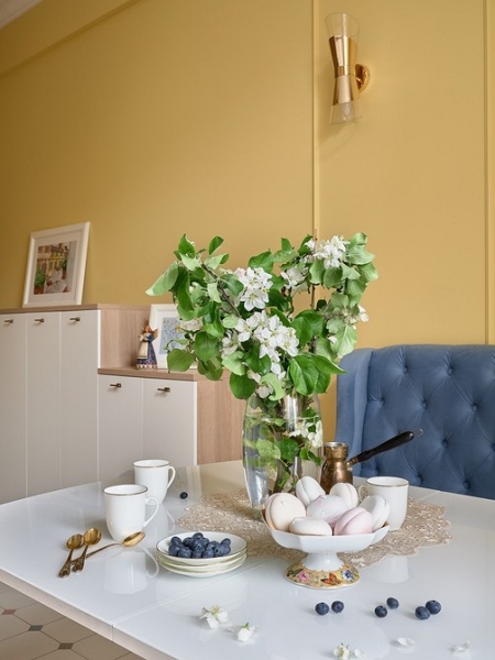 Аналог кухонного «уголка»: 6 дизайнерских кухонь с диванчиком вместо стульев