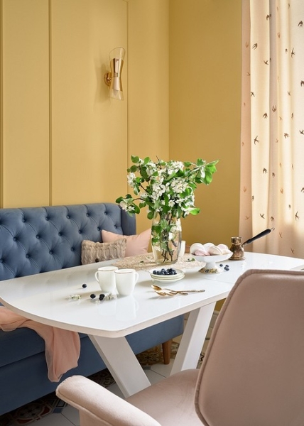 Аналог кухонного «уголка»: 6 дизайнерских кухонь с диванчиком вместо стульев