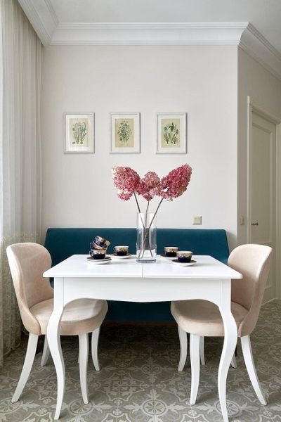 Аналог кухонного «уголка»: 6 дизайнерских кухонь с диванчиком вместо стульев