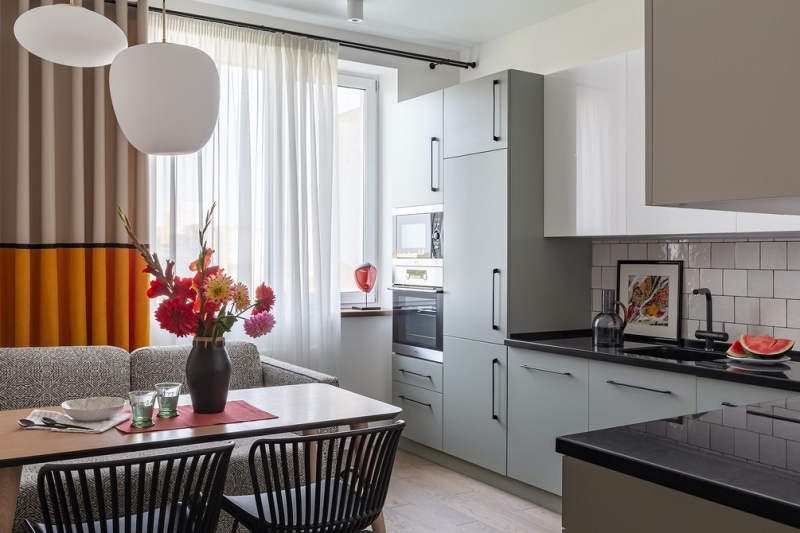 Аналог кухонного «уголка»: 6 дизайнерских кухонь с диванчиком вместо стульев