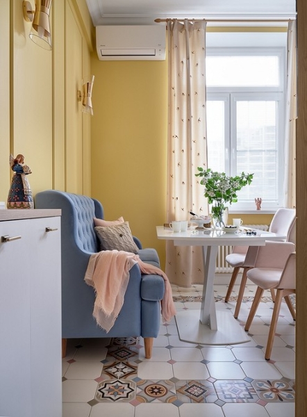 Аналог кухонного «уголка»: 6 дизайнерских кухонь с диванчиком вместо стульев