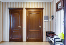 Причины популярности дверей из натурального дерева