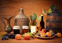 Как сделать вино из забродивших продуктов: 3 отличные идеи