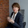 Яркая спальня и «незаметная» кухня: квартира 52 кв. м для девушки  | ivd.ru