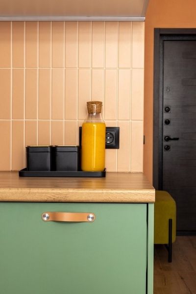 Яркие цвета и бюджетный декор: однушка 34 кв. м для молодой пары | ivd.ru