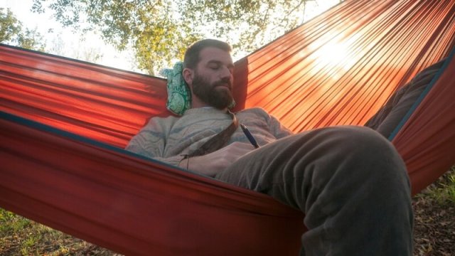 Гамак на даче: нужен или нет и куда повесить 