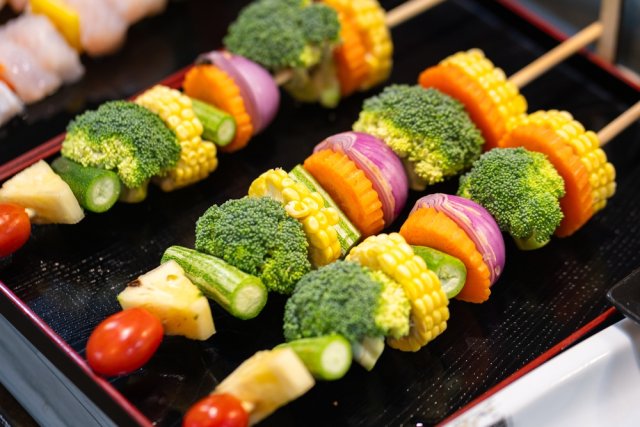 Что запечь на гриле и в мангале, если лень возиться с мясом и рыбой: 10 "вкусных" идей 