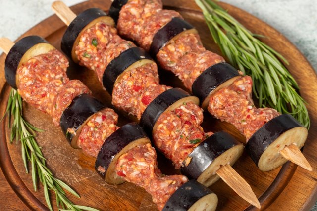 Что запечь на гриле и в мангале, если лень возиться с мясом и рыбой: 10 "вкусных" идей 