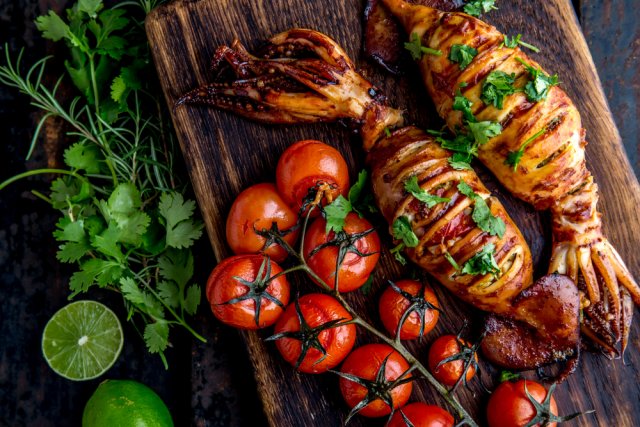 Что запечь на гриле и в мангале, если лень возиться с мясом и рыбой: 10 "вкусных" идей 