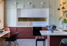 Потрясающее до и после: из типового интерьера 2000-х — в смелую и яркую квартиру для семьи