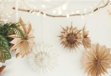 Как украсить стену на Новый год: 7 лучших вариантов декора и идеи для разных комнат (80 фото)