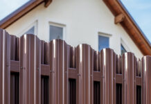 Забор из евроштакетника: как выбрать правильный тип для своего участка?