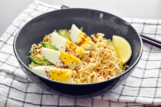 Старый Новый год в стиле 90-х: какие блюда поставить на стол 