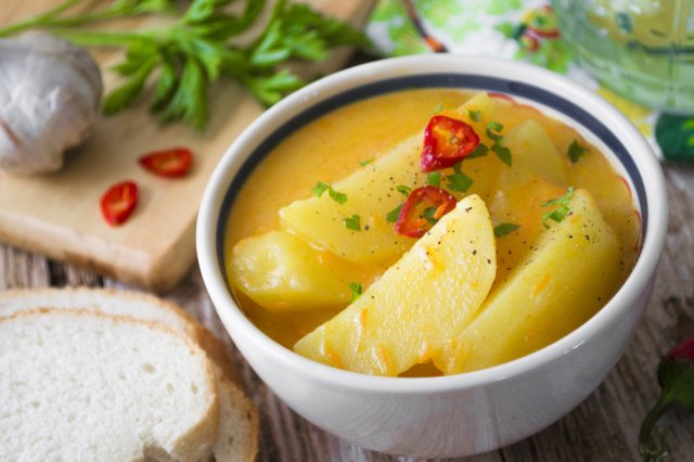 Старый Новый год в стиле 90-х: какие блюда поставить на стол 