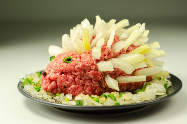 Что будет, если съесть сырое мясо 