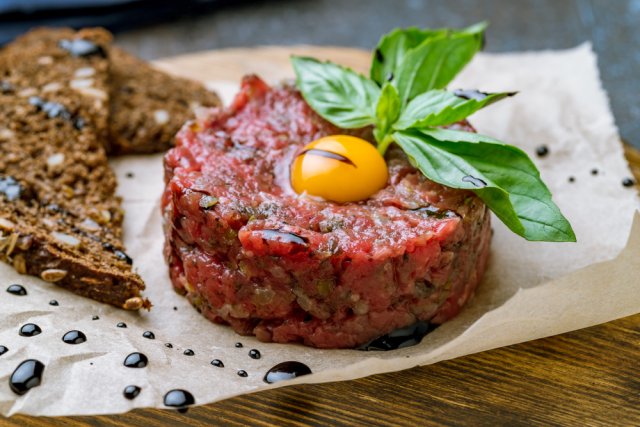Что будет, если съесть сырое мясо 