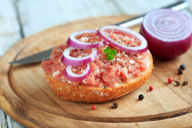 Что будет, если съесть сырое мясо 