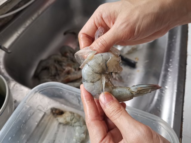 Как правильно чистить, варить и есть креветки