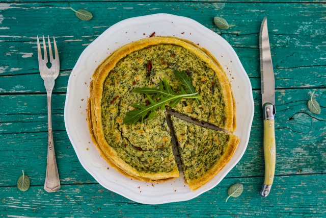 С зеленью, ботвой и сорняками – самые лучшие рецепты сезонных пирогов 