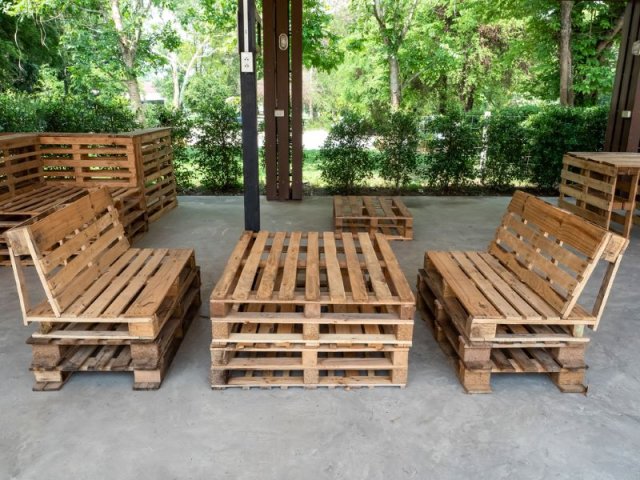 5 простых садовых столиков, которые можно сделать своими руками 