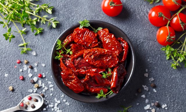 Блюда, которые можно приготовить из томатов (и ими же украсить) 