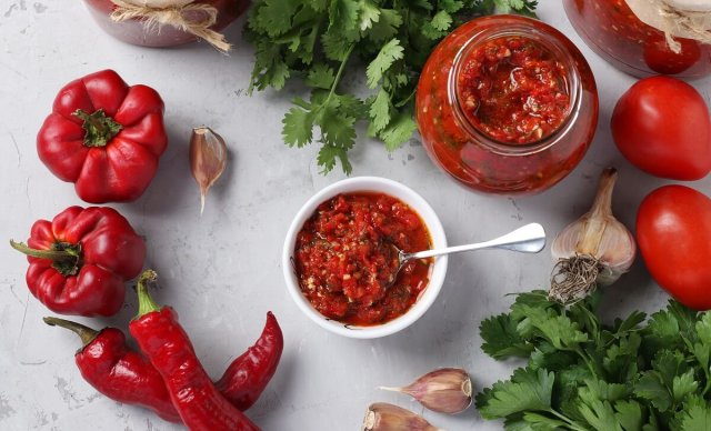 Блюда, которые можно приготовить из томатов (и ими же украсить) 
