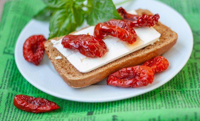 Блюда, которые можно приготовить из томатов (и ими же украсить) 