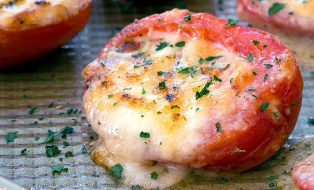 Блюда, которые можно приготовить из томатов (и ими же украсить) 