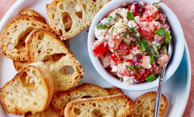 Блюда, которые можно приготовить из томатов (и ими же украсить) 
